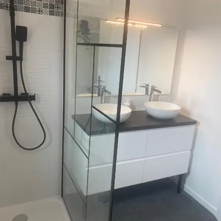 Maison Plain Pied 95m2 Jardin Privatif Avec Terrasses Et Parking 別荘